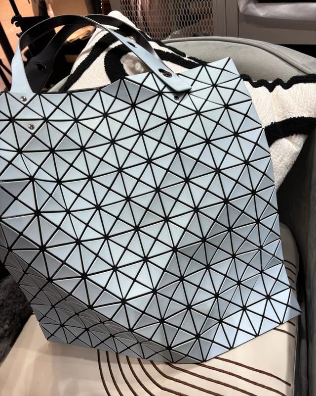 Issey Miyake bao bao tote bag  100%Authentic ,95%new  ✅dust bag 