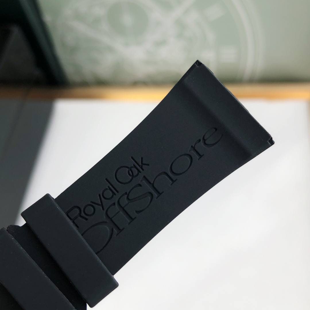 进口液态硅胶表带，经欧盟认证环保材料制成 佩戴起来更贴合手腕，柔软舒适透气 质感上佳💯✨