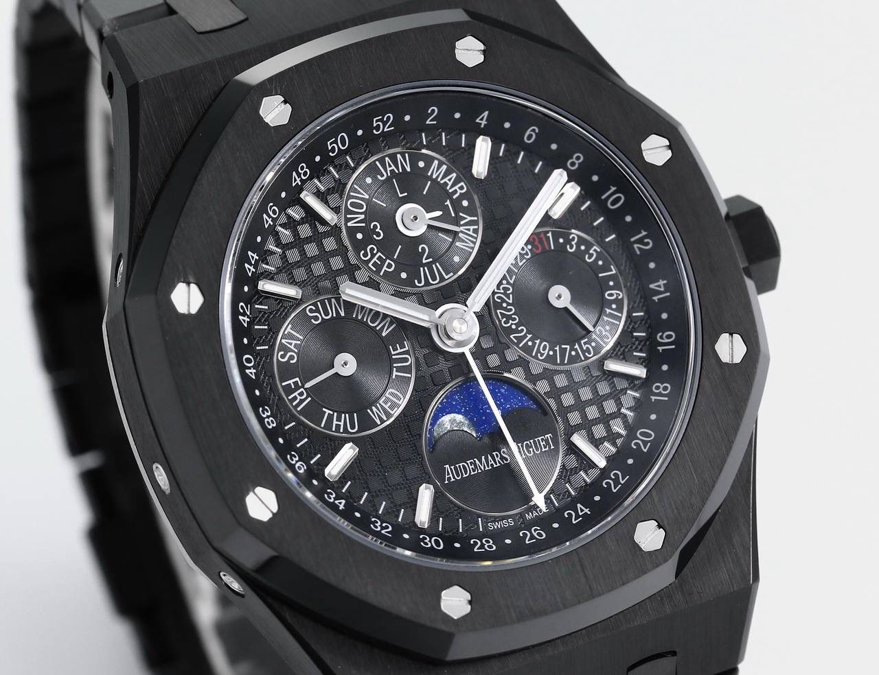 🚀爱彼 皇家橡树系列 ，复杂功能万年历腕表。型号：26574ST.OO.1220ST.01 业内唯一实现原版功能。💯 贵族钟表 爱彼皇家橡树系列万年历腕表，高贵优雅的蓝盘配上冷艳精钢表壳，完美体现爱彼美学设计及复杂功能的极高技术。 表壳采用316L精钢，直径41毫米. 厚度11.4mm。蓝色表盘镌刻“Grande Tapisserie”大格纹装饰，蓝色表盘，立体时标、刻面指针覆盖夜光涂层。三个显示日历功能的副表盘以及月相显示盘对称分布于表盘之上，井然有序地显示出小时、分钟、星期、日期、周历、月份、月相和闰年信息。真正唯一对版。蓝宝石防眩光处理让整体手表更加通透明亮。 搭载9015一比一改装定制还原Calibre 5134自动上链机芯。堪称毕业的产品。 这枚腕表的编号是Ref. 26574ST.OO.1220ST.01