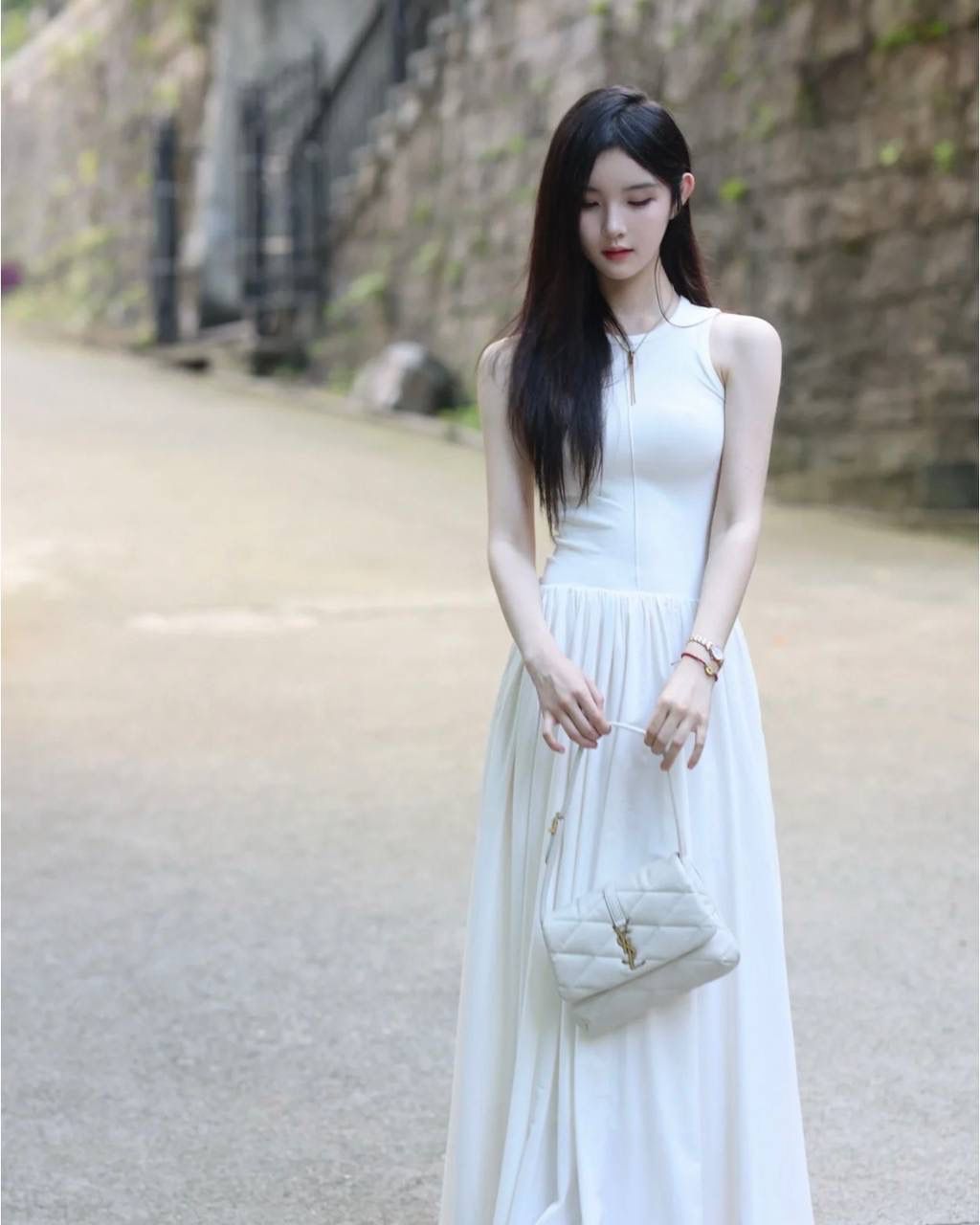 ys1 le57绗缝菱格羊皮腋下包白色🤍 这么多腋下包中最火之一！ 它优雅又复古，而且显得很有女人味 slp的设计师是懂女生的 小羊皮软软蓬蓬的，好像棉花糖 我真的很爱这种软乎乎手感的包儿 特别是冬天，摸着很治愈～ ZP开发➕原厂羊皮➕全铜五金⚠️ 爆款细节一定要正确❗️ 24×18×5.5cm691450m