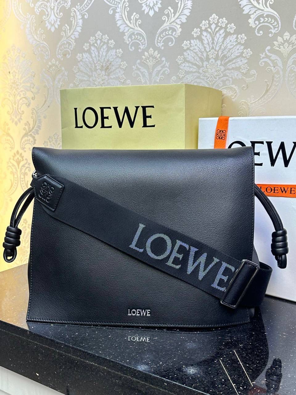 【全皮黑色】 𝙇𝙤𝙚𝙬𝙚 𝙁𝙡𝙖𝙢𝙚𝙣𝙘𝙤 𝙎𝙖𝙩𝙘𝙝𝙚𝙡 福袋款邮差包 ➕刺绣🅾️字母宽肩带 编码：062404 尺寸：𝟑𝟒-𝟏𝟐-𝟐𝟒𝐜𝐦 新款以经典福袋收缩打结为元素，采用内部麂皮➕外部进口小牛皮➕刺绣字母宽肩带的精致搭配打造全新升级款邮差包🅰️，可斜挎、肩背和手提，超大容量满足日常所需🎈