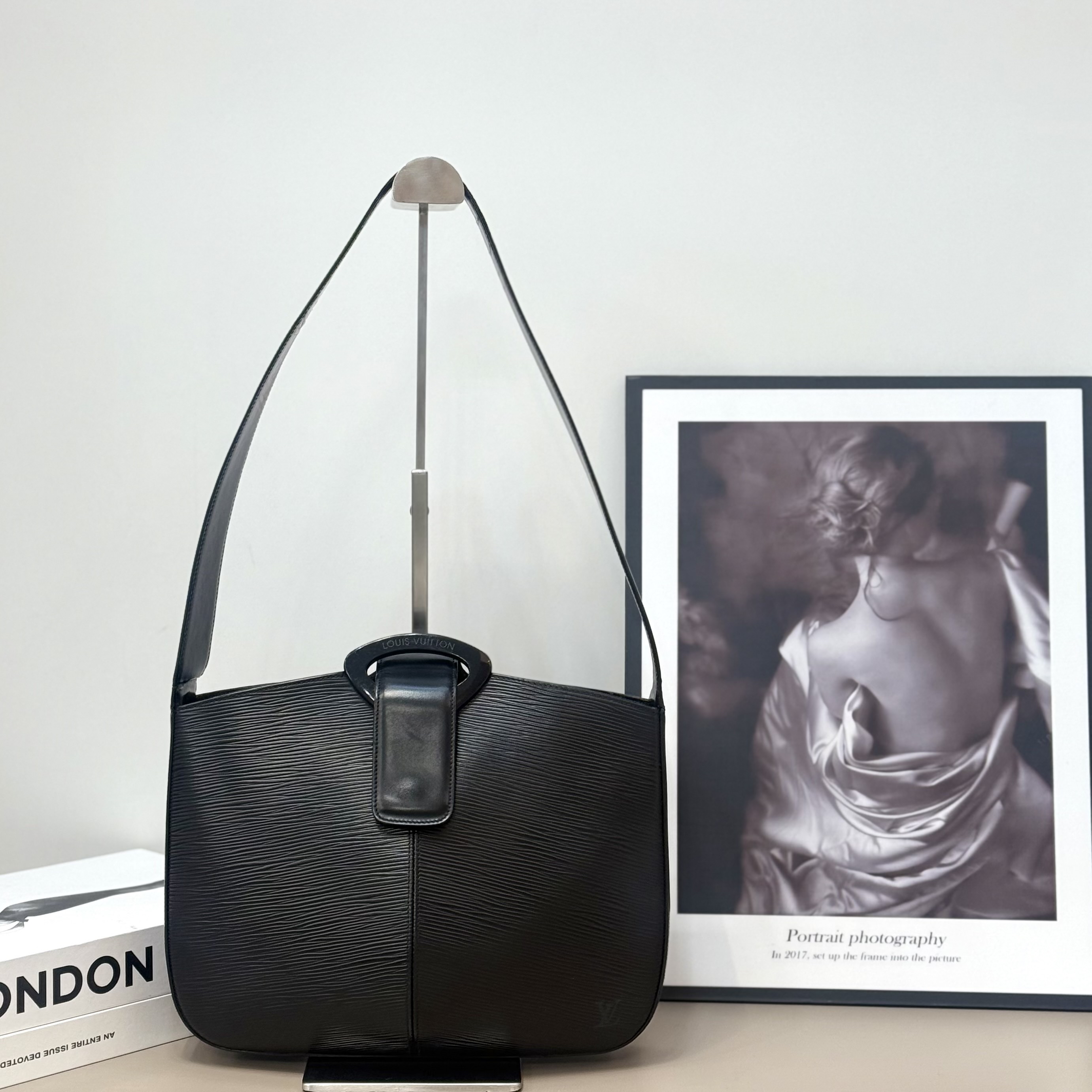 【預訂貨品】LV黑色EPI水波紋貝殼包 