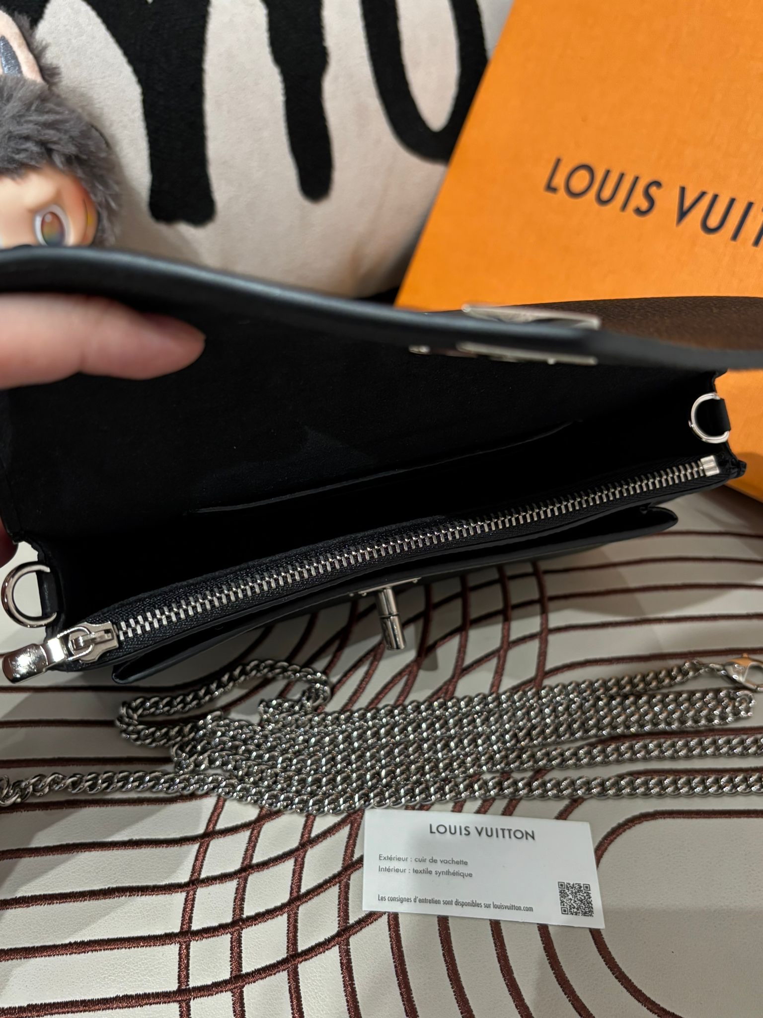 未使用品 Lv My lockme chain pochette bag calfskin ,100%Authentic,unused ✅dust bag ✅box 