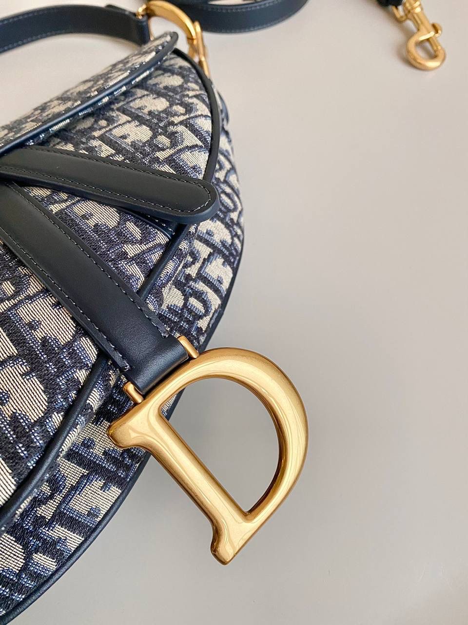 🈶老花大号（配肩带） 𝗖𝗗 𝗦𝗮𝗱𝗱𝗹𝗲 经典马鞍包 王者中的王者，地位不可撼动 席卷了整个时尚圈今年依旧火爆啊 这次新发售款推出自配备的细长肩带了！ 重点还是可拆卸可调节长度，爱惨！ 终于！不用再花钱去配搭，更是省下一笔 怎么能不冲！也再次把热度推向巅峰 大号：24×6×18cm，#8006m ⚠️肩带最长103cm，最短88.5cm 小号：17x5x15cm