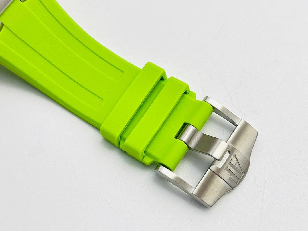 爱彼A P皇家橡树系列水果腕表！ 型号：26703 跑秒计时自动机械男表！搭载原版cal.3124机芯 直径：42MM！ 1⃣️表壳材质选用的904L精钢，经过CNC一次成型锻造了42MM的表径，表壳在经过拉丝工艺多次打磨抛光后做到了无懈可击，包括螺钉也一致还原！ 2⃣️表盘字面格纹错落有致，立体感很强。刻度线粗细程度以及长短均与正品保持一致。条钉时标内部填充超强夜光材料。两组小圆盘对称分布，就像两只小眼睛。盘面内有一圈一圈的放大环，细节处理很到位。 3⃣️橡胶表带表面的磨砂质感很强.采用无味不沾灰尘的进口橡胶，只为提高佩戴的舒适感！ 4⃣️前后玻璃都采用蓝宝石水晶镜面玻璃，镜面通透性也很强。这款腕表采用3124机芯，做到了外观和正品的极其相似，走时精准稳定！