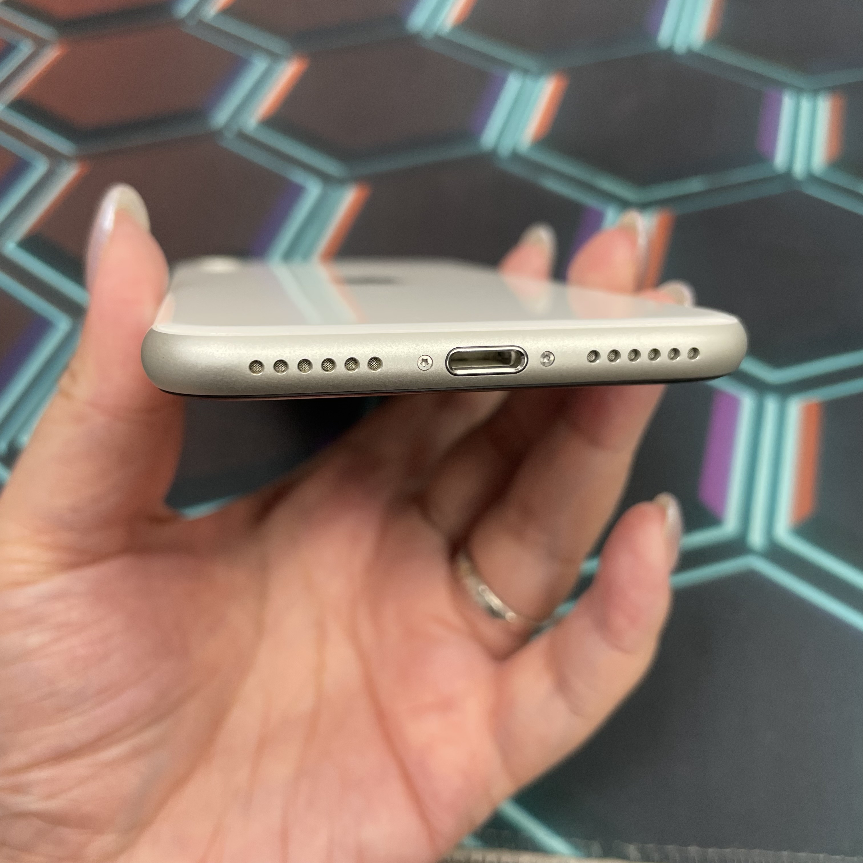 *7037 SE 2 勁靚機 128GB 電79 白色 white
