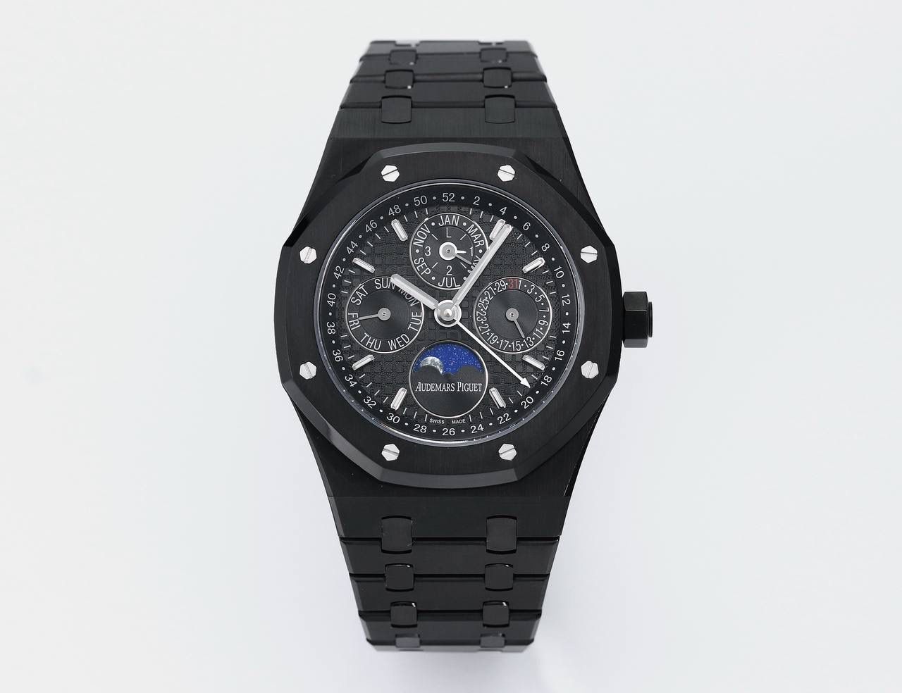 🚀爱彼 皇家橡树系列 ，复杂功能万年历腕表。型号：26574ST.OO.1220ST.01 业内唯一实现原版功能。💯 贵族钟表 爱彼皇家橡树系列万年历腕表，高贵优雅的蓝盘配上冷艳精钢表壳，完美体现爱彼美学设计及复杂功能的极高技术。 表壳采用316L精钢，直径41毫米. 厚度11.4mm。蓝色表盘镌刻“Grande Tapisserie”大格纹装饰，蓝色表盘，立体时标、刻面指针覆盖夜光涂层。三个显示日历功能的副表盘以及月相显示盘对称分布于表盘之上，井然有序地显示出小时、分钟、星期、日期、周历、月份、月相和闰年信息。真正唯一对版。蓝宝石防眩光处理让整体手表更加通透明亮。 搭载9015一比一改装定制还原Calibre 5134自动上链机芯。堪称毕业的产品。 这枚腕表的编号是Ref. 26574ST.OO.1220ST.01