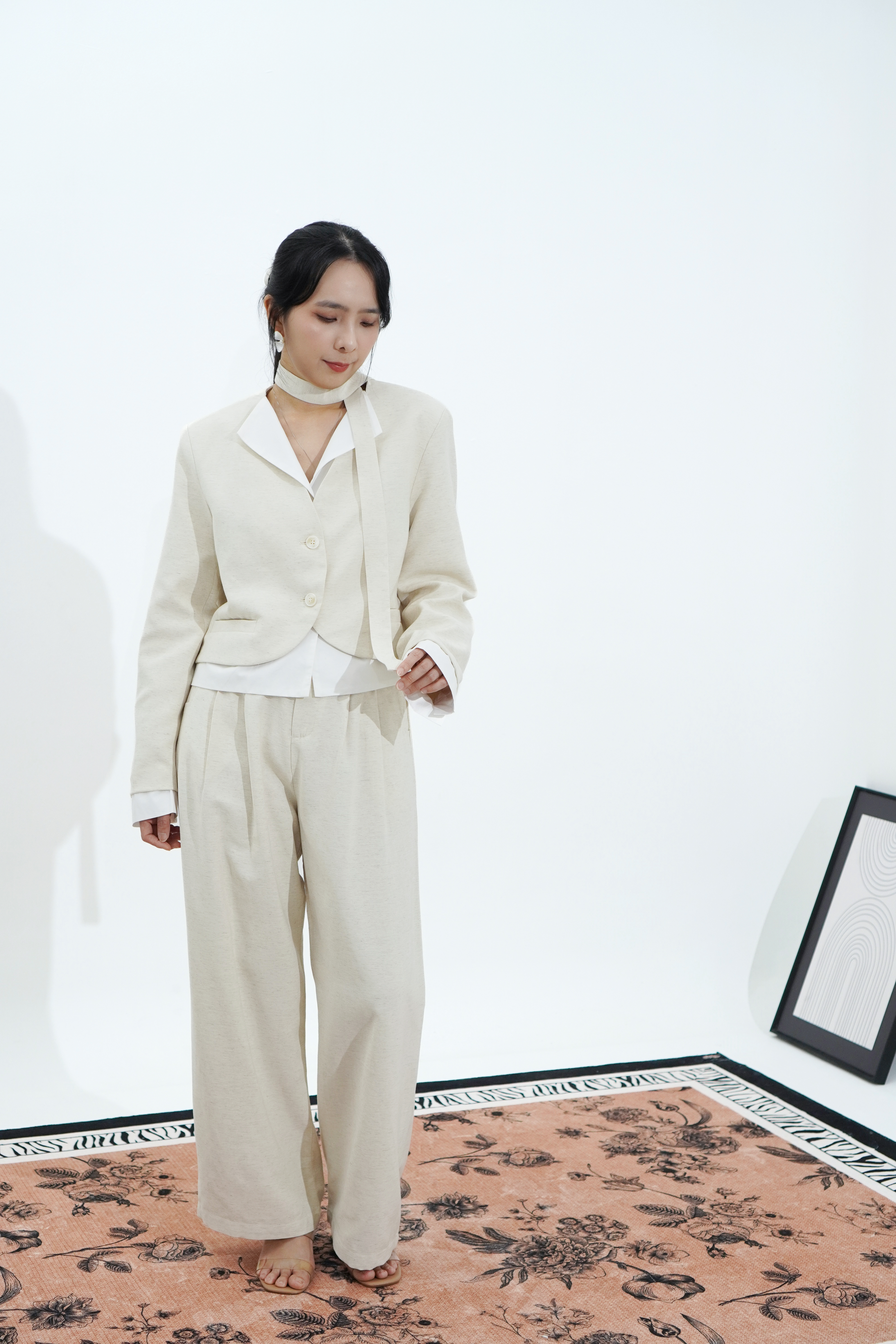 杏色西装外套+长裤套装