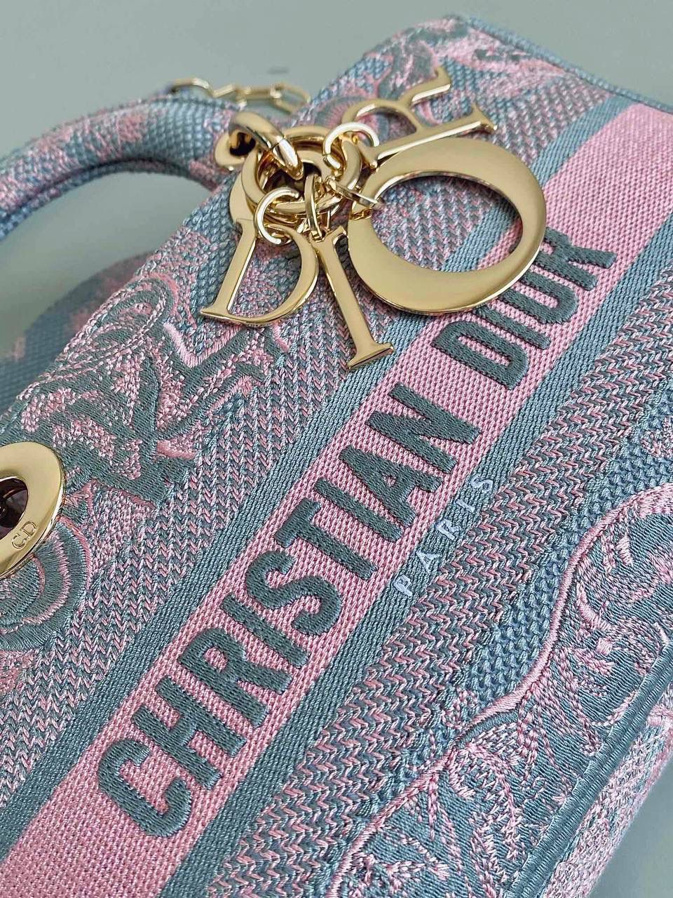 粉灰老虎中号💗😍 𝗗𝗶𝗼𝗿 𝗗-𝗝𝗼𝘆 𝗯𝗮𝗴刺绣款，新色 时尚果然就是轮回，回归了一把中古戴妃 长方包形，短链条➕细长肩带直接封神！！ 复古时髦感超强，真是什么场合都可以把住 绝对是lady中的天花板了，强势出圈啦姐妹们✨‼️ 26 x 13.5 x 5cm