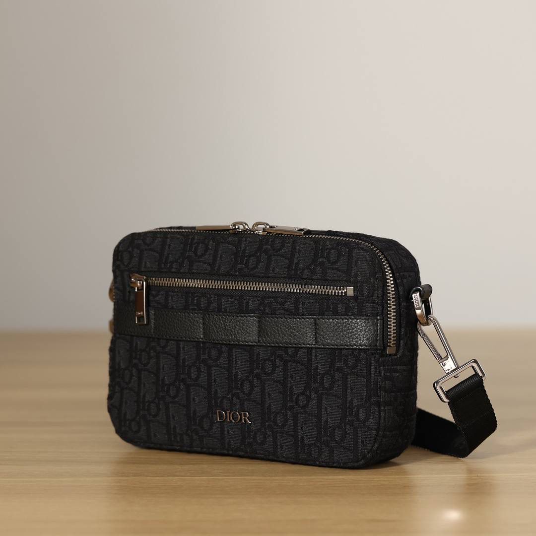 Safari 信使包(附肩带)👜✨ 黑色 Oblique 印花 尺寸:22x15x6厘米(长x高x宽) 可收纳一台iPad mini 这款 Safari信使包实用小巧，便于日常携带。🥰 采用黑色 Obl ique 印花面料精心制作，饰以黑色粒面牛皮革细节。 拉链隔层和正面口袋可收纳各种日常用品，搭配可调节的Christi an Dior 肩带，可肩背或斜挎。