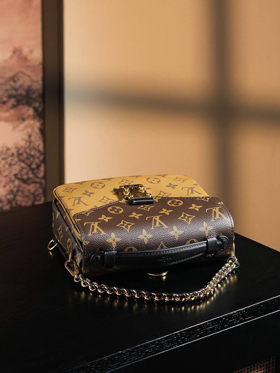 LV Pochette Metis Backpack 🎒✨ 芯片版 · 菱形跳动码 📏 尺寸：17 × 7 × 20 cm 🔩 厚镀纯钢五金 👜 法国原厂皮面料（芯片版） Pochette Metis 做成双肩包设计，真的很特别又好看 💕 还是经典老花配色，耐用又耐看 ✨ 编织链条＋黑皮肩带，看起来更高级更有质感～ 肩带设计很灵活，可以双肩 / 单肩 / 斜挎，随心换风格 🥰