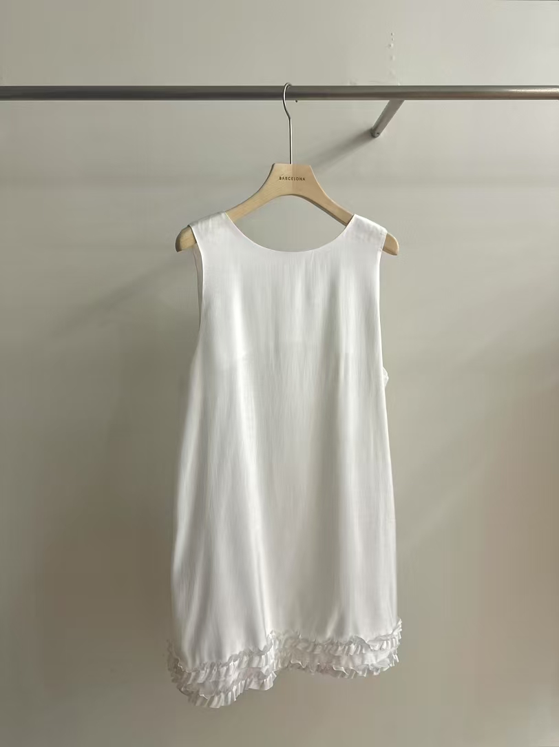 Sleeveless Dress with Button Front and Lettuce Trim Hem ‖ 排扣装饰木耳边无袖连身裙 KR021152672
