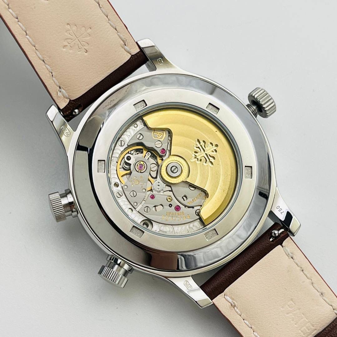 【PP Factory2022匠心大作 墙裂推荐】市场最高版本 百达翡丽双时区功能ref.5524 Calatrava飞行家旅行时间腕表系列惊艳登场！细节方面： 1⃣️【表盘】玫瑰金咖啡表盘和深蓝色涂漆表盘，表面有哑光颗粒质感、精致内敛，阿拉伯荧光涂层字体也同正品一致有立体感，将飞行表易读粗旷的风格渲染到极致。 2⃣️【表壳】同正品一致壳身为42毫米、厚度为11毫米、做工方面也继承百达翡丽的一贯作风、壳身完全镜面抛光处理，光滑细腻、增强其视觉感、在细节方面做到极致。