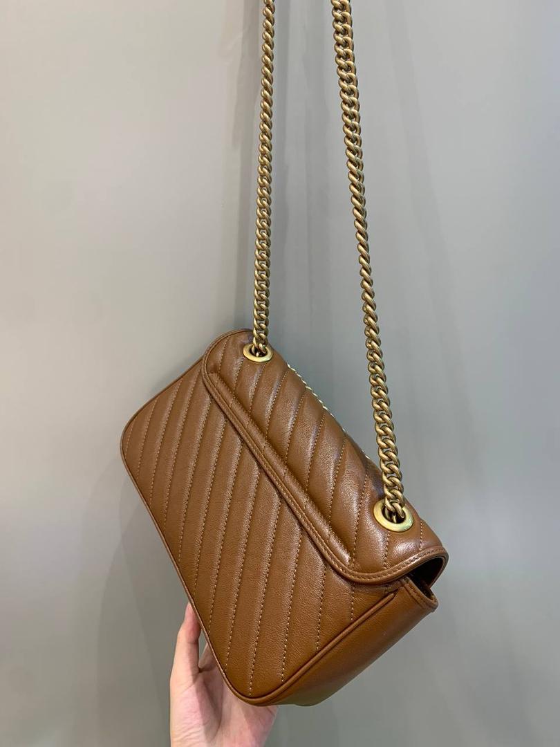 新背景实拍正品级 。经典款金扣焦糖色26cm‼️ 一只可爱的小金棕，终于等来marmont出新色了，而且不是那种让人扎眼的马卡龙色，这次是超级好看的焦糖色，这个颜色秋冬搭配衣服真的是绝了，现在用撞包几率也很低 所以赶紧买‼️ 型号443497；尺寸26/15/7cm