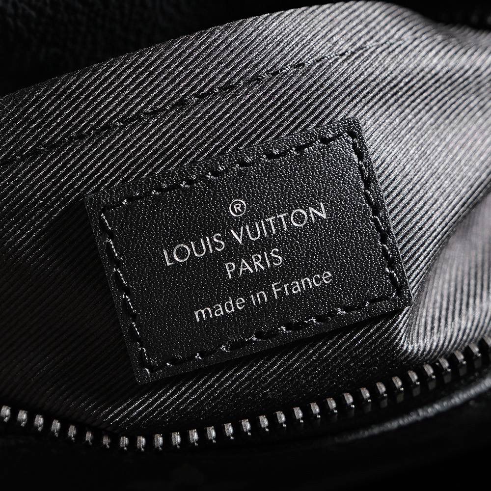 特级原厂𝐌𝐢𝐧𝐢 𝐒𝐨𝐟𝐭 𝐓𝐫𝐮𝐧𝐤 M44735升级版—树脂扣五金🎀 ▪️尺寸：18.5*13*8cm▪️ 经典的男士黑花，搭配树脂扣链条设计， 时尚又略有个性，但又不会过于浮夸和花俏，🤟🏻 方方正正的包型设计，链条采用树脂材质，哑光磨砂的质感更加显高级感，万万没想到，它的火热程度至今都尚未减弱过，真的是颜值巨好看的，简单的搭配，都给你十足的时髦感！男士首选之一，作为情侣包也是非常的有味道的！😍👜