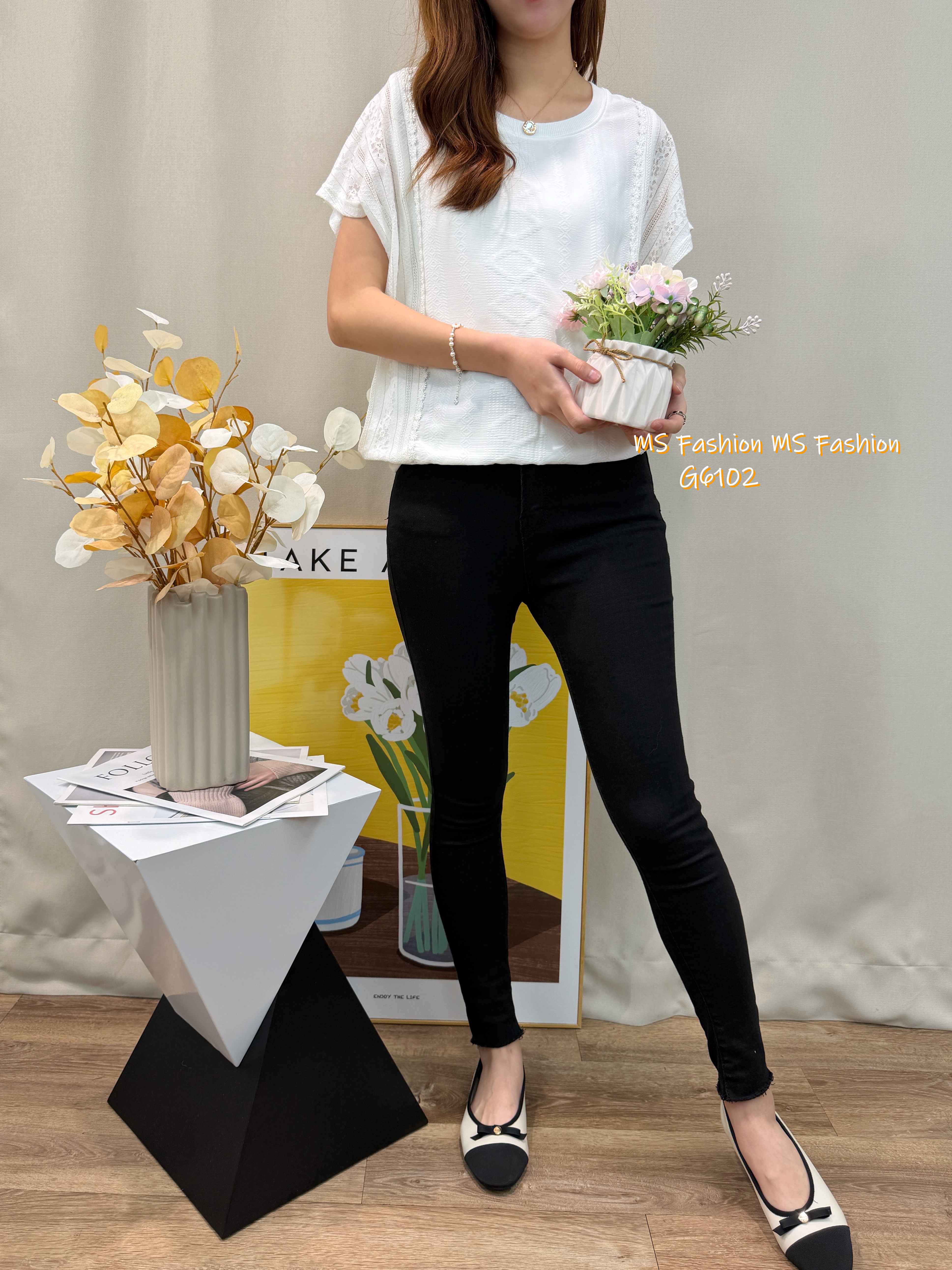 G6102 韓國🇰🇷暗紋淨色通花top