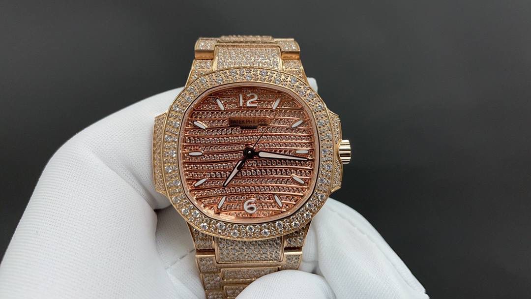 新品 重金打造经典时计——百达翡丽7118女士鹦鹉螺 满钻限量款 少量到货，限量供应（全身采用八心八箭天然奥宝水钻） 🉐️赠送价值💰288旅行便捷定制手表表盒 腕表:定制324 S自动一体上链机械机芯，中心大秒针 表盘:密镶钻，拥有286颗钻 表壳:密镶拥有518颗钻，拥有蓝宝石水晶透盖。防水系数30米。直径35.2mm 表链:采用拥有1729钻采用罕见的“不规则雪花镶钻”工艺，令腕表更添耀眼光彩，这项工艺需要将大小各异的钻镶嵌并固定到位，尽可能隐匿每颗钻之前的贵金属痕迹。 顶配鹦鹉螺7118满天星 目前算是最奢华的女款鹦鹉螺 应该没有人能拒绝了它了吧 雪花❄️镶钻全身 不仅是表盘，表带都是雪花镶钻总之一个字“闪”（白色为真空炉内白金，玫色为真空炉内纳米玫瑰金） 精品，欢迎表友品鉴！