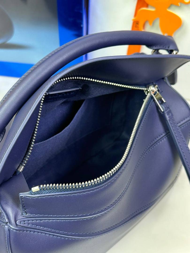 🅰️小号 𝗣𝘂𝘇𝘇𝗹𝗲最新版本❤️ ——（缎面/织带款） ✅经典拼图系列，不规则立体几何设计，最具辨识度的立体廓形和几何美学，顶级进口小牛皮搭配德国沙菲线，独家定制五金，𝗬𝗞𝗞拉链拉头 ✅容量超大，颜值高，四季百搭，新款自带可拆卸𝗟𝗢𝗘𝗪𝗘织带宽肩带‼️ 尺寸：𝟐𝟒-𝟏𝟎.𝟓-𝟏𝟔.𝟓𝐜𝐦 款号：061609织带款深邃蓝