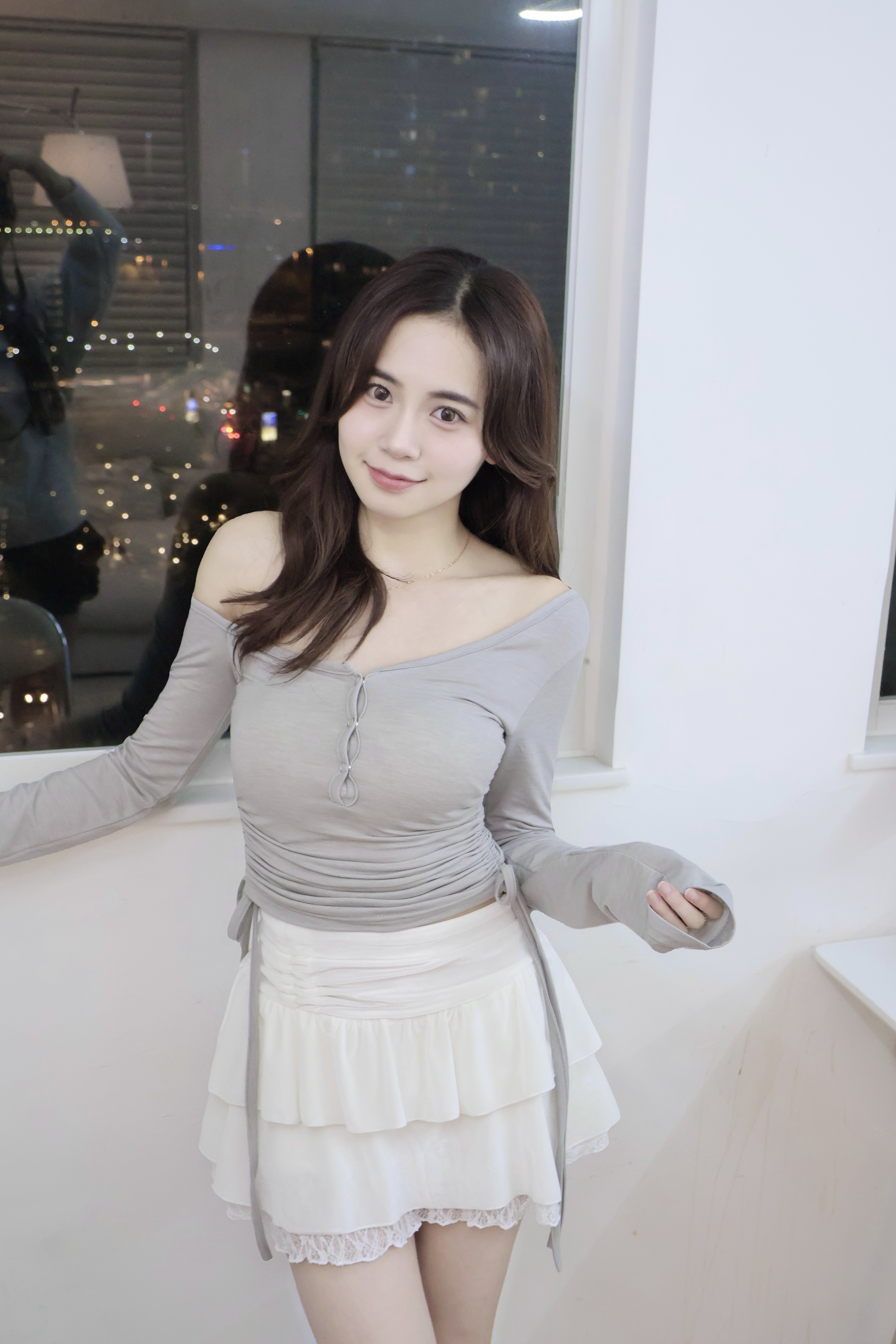 【 🪩 小機心顯身材𝑷𝒊𝒄𝒌!♪ 極親膚！辣妹鏤空啪啪鈕扣雙綁帶上衣🩶 】 Moonlight Shirring Top(兩色入)