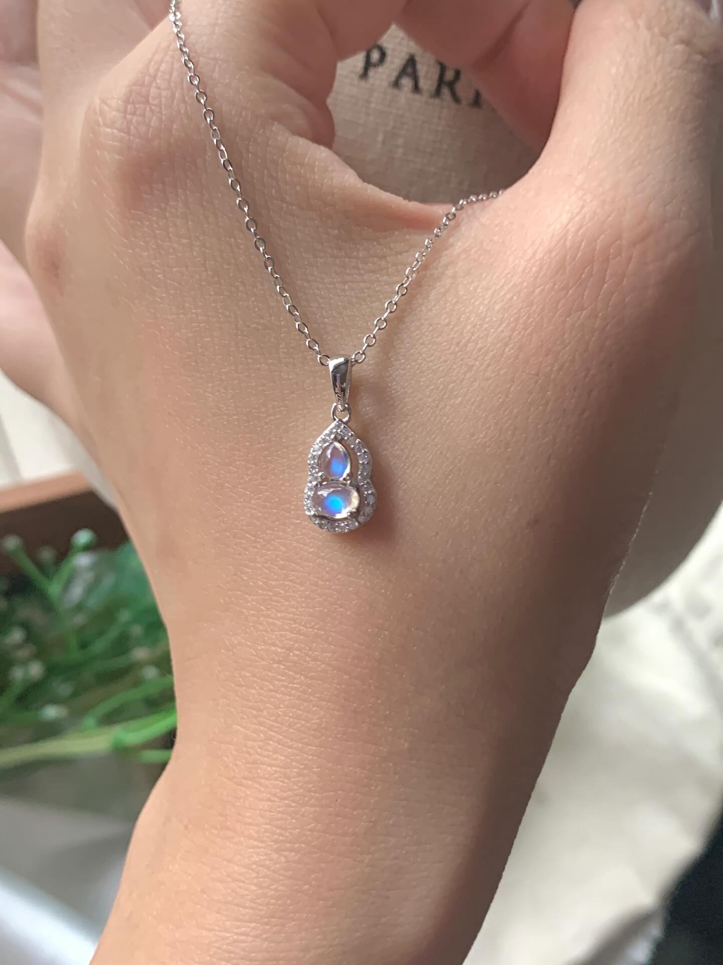 高货印度蓝月光 ｜ High grade Indian Moonstone PendantRM158 (送s925项链）with chain蓝月光石的主要功效包括平衡情绪、增强直觉与灵性、促进爱情与人际和谐、守护女性能量以及改善睡眠和身体健康。它具有柔和的能量，能帮助镇定心神、洗涤负面情绪，同时启动内在的直觉与创造力，并在爱情、生育、婚姻等方面给予支持Moonstone is thought to be an emotional healer and will help you discover stability while fostering feelings of power. Moonstone Jewelry helps you maintain emotional equilibrium and gives you self-assurance in any circumstance. Those who struggle with rage issues would feel at ease and peaceful after using moonstone.#moonstone #蓝月光 #水晶手串 #天然蓝月光 #马来西亚水晶网店 #crystaljewelry #crystalhealing #crystalbracelet