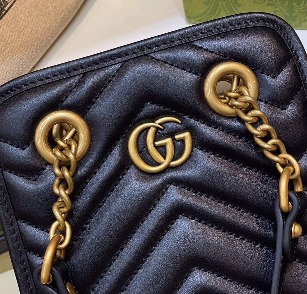 🔥𝐌𝐚𝐫𝐦𝐨𝐧𝐭 迷你托特# ▫️型号：696123 ▫️尺寸 19*16*6cm 经典款中很火很火的有木有，皮革全新升级。原厂牛皮➕顶级五金❗️经典双G设计，最好卖的款，简单的手拎斜挎设计，立体绣花让整个包活跃了起来，手拎带与斜挎肩带都🉑️拆卸，包身挺阔 容量非常充裕！