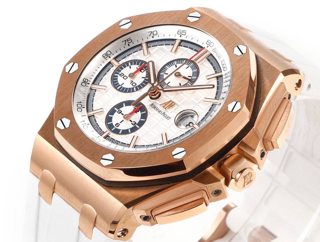 表盘以爱彼经典的大格纹为背景，一个个层次分明的方格排列，经过完美的打磨，将尽善尽美体现得淋漓尽致。三点位的日历表盘，在蓝宝石玻璃凹透镜的作用下，TPE扩大效果与原版一般无二。每一根大小表针，无论从各个角度来看都没有出现毛刺现象，这一点解决了大部分强迫症表友一直存在的烦恼！刻度与表针中间部位都采用瑞士进口夜光粉，每一个个体都做到手工填充，均匀饱满度是机器填充远远比拟不了的，亮度与发光颜色与原版几乎一致！机芯方面采用7750改3126的计时机芯，十二位的小秒，六点位和九点位的12小时计时与30分钟计时，完美的还原了原版的所有功能，经过JJF团队的精密打磨，大大提升了7750基础机芯的稳定性，缓解了一直以来计时机芯款式空有其表的尴尬现象！做到无可挑剔，堪称天花板级别，欢迎广大表友品鉴！💯🔥