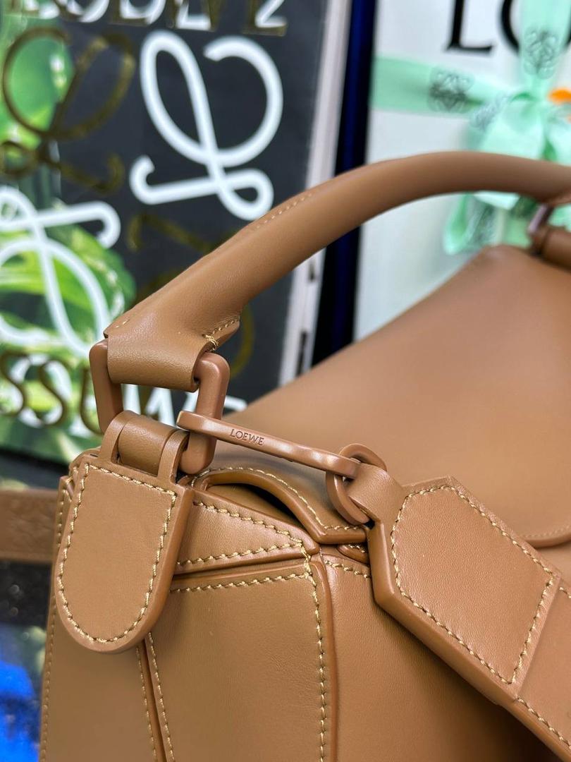 👉🏻小号𝙿𝚞𝚣𝚣𝚕𝚎 【宽肩带】 平纹/Anagram牛皮手袋👜 尺寸:𝟐𝟒-𝟏𝟔.𝟓-𝟏𝟎.𝟓𝐜𝐦 编码:65222585棕色【配全套礼盒】 秋冬最新爆款上线啦…⤴️ 从手袋的小牛皮革、缝线、背带的金属环扣，内里内衬细节.都换上了最新的饱和单色系，细腻质感，为手袋增添了不一样的视觉魅力🔅