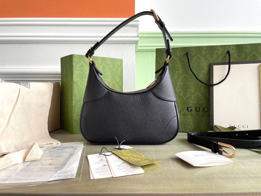 独家特级正品 。G731817！尺寸：25x19x7cm！Cosmogonie)系列在意大利历史悠久的蒙特城堡亮相。这一全新的新月造型小号肩背包从品牌典藏元素汲取灵感，采用柔软皮革材质呈现，并饰有在20世纪70年代亮相的双G标志🔥🔥🔥 它配有两条可肩带 可调节肩带（55厘米高） 可拆卸链式肩带（26厘米高）