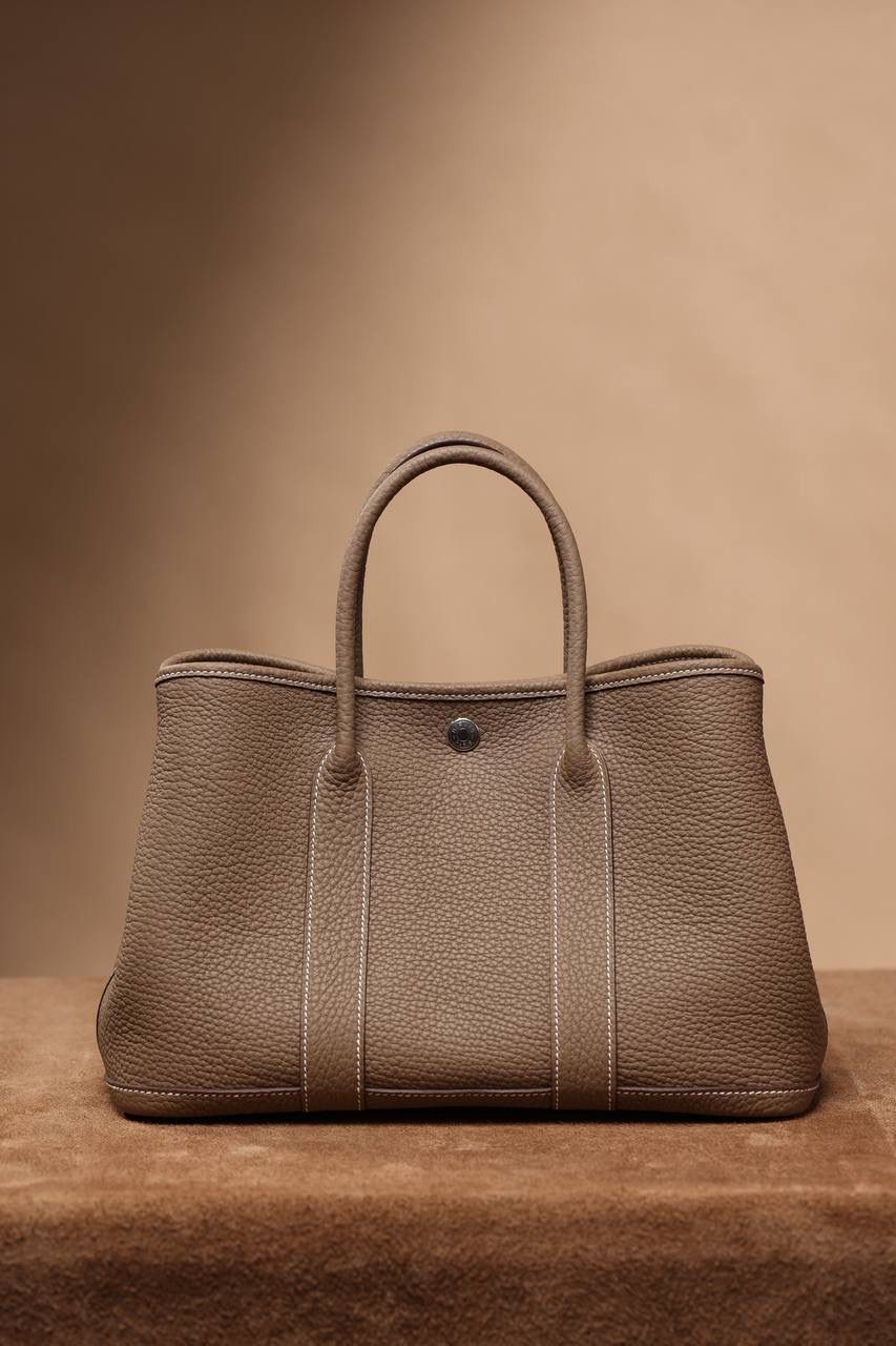 Hermes 爱马仕 Garden Party 30 大象灰花园包👜✨ 尺寸：30*20*13cm 花园包独家渠道货，独家欧洲原厂皮原厂五金组装ZP尾单货，独一无二的天花板渠道货 面料是采用法国原厂的Togo皮，纹路清晰，颗粒感饱满，手感细腻，扑鼻而来的香味，爱不释手 版型真的是决绝子 喜欢大包的就入手吧 😍🤟🏻