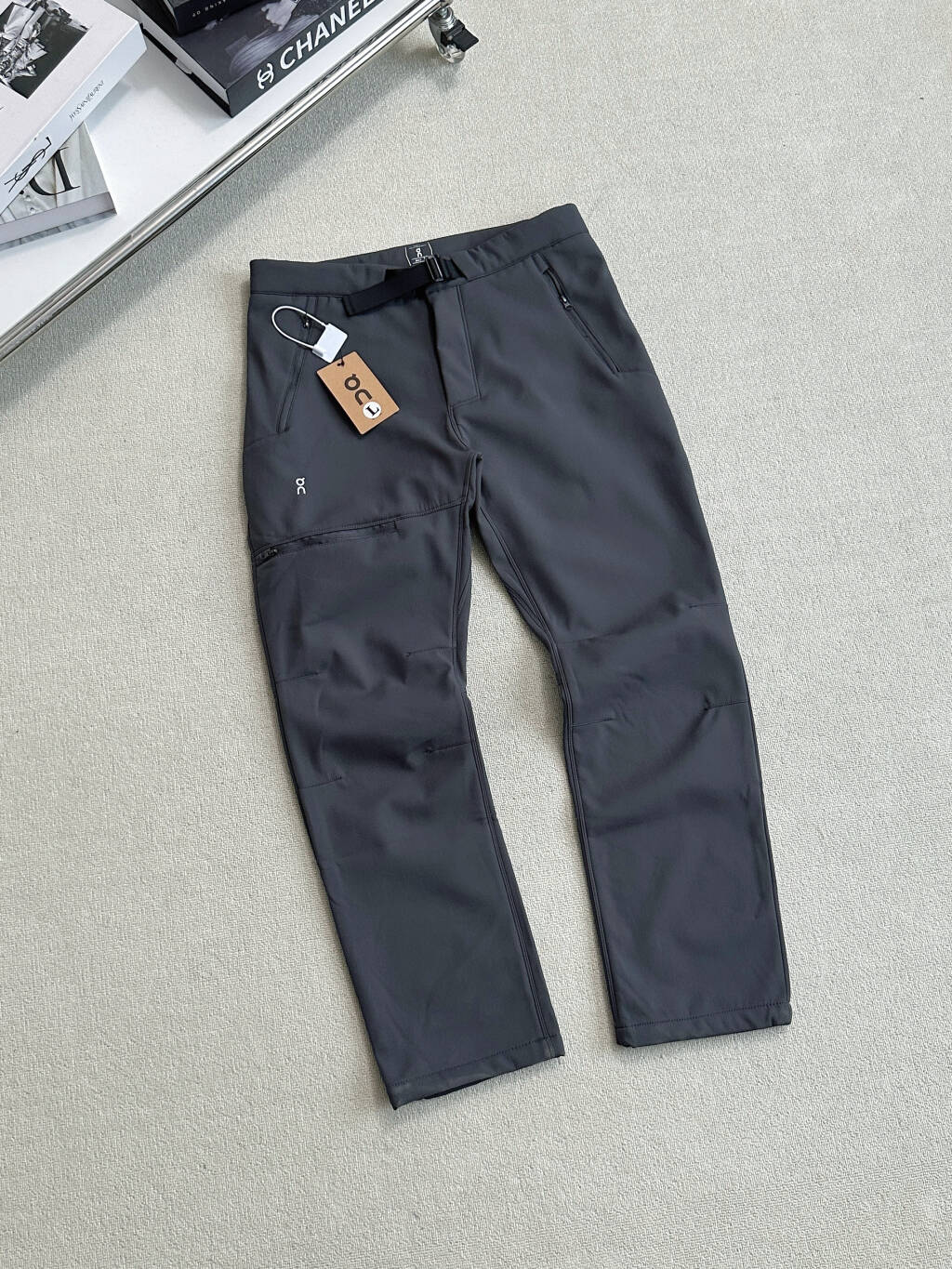 $288條。On 昂跑｜刺繡軟殼加絨長褲加厚防風防水戶外運動軟殼長褲・情侶同款