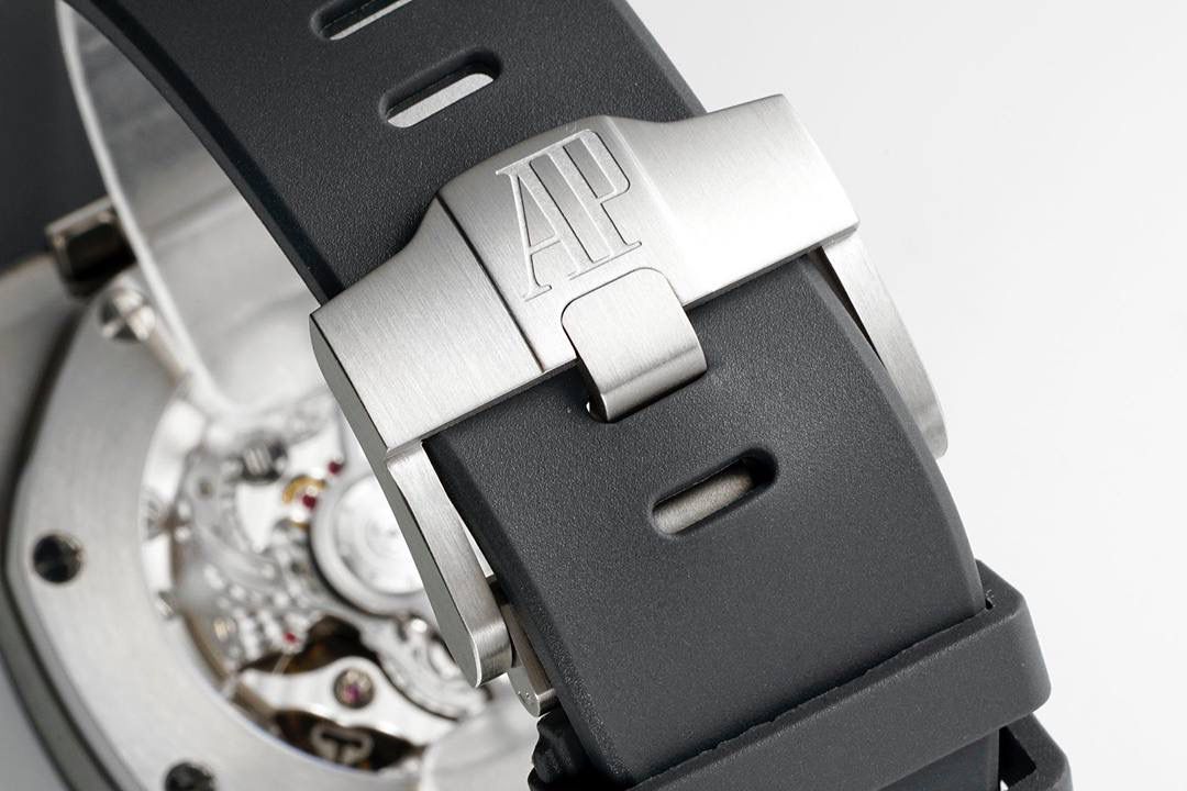 独家开发爱彼皇家橡树离岸系列26420，购入原装1.1打造💯全表采用德国最新cnc技术，每个细节都同步原装，表带表扣通用原装技术实现快拆技术可同原装互换，字面采用最新款纵横格纹面，上手霸气豪华，机芯使用最强丹东机芯外观复刻原装4401机芯实现正面反面与原装难分雌雄。首批数量有限先到先得。首批颜色分别为，1，玫瑰金熊猫眼，2，最火沙漠黄烟熏盘，3，经典蓝盘白眼，4灰盘蓝眼睛，5，经典百搭白熊猫。