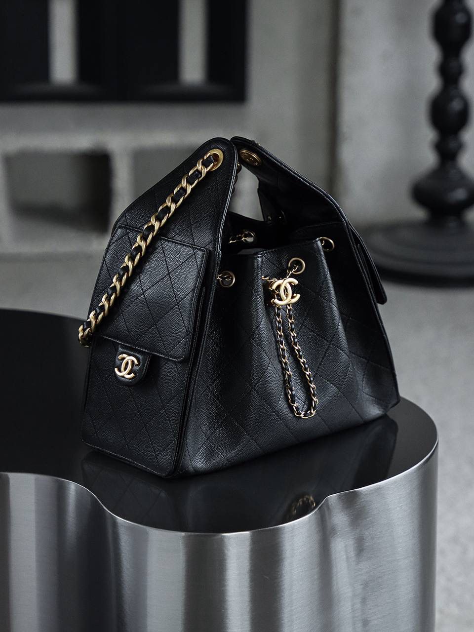 25BAG 嬉皮hobo小號鑒定版👜 一包一碼 支持全球鑒定查驗身份證原廠專G impala三只羊皮料過關清單資料可査詢 25C嬉皮包25bag，一經問世，便稱為本季的包王！ 25BAG的設計源於對自由與不羈精神的鬆弛感，融入當下流行的嬉皮風格，賦予包包自由、不羈的氣質！ 25bag熱度居高不下，成功躋身本季包王的寶座！ 五金：厚镀24k复古金 皮料：impala三只羊小球牛皮 尺寸：30*26*14cm