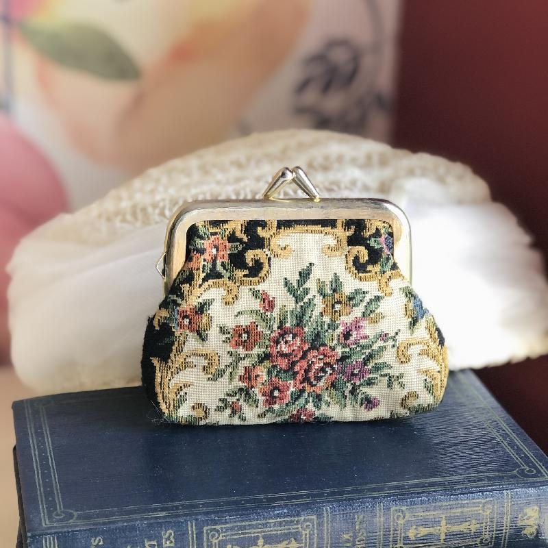 C.a. 197-80s Made in Hong Kong Floral Tapestry Kisslock Coins Bag from Canada(MT1043)