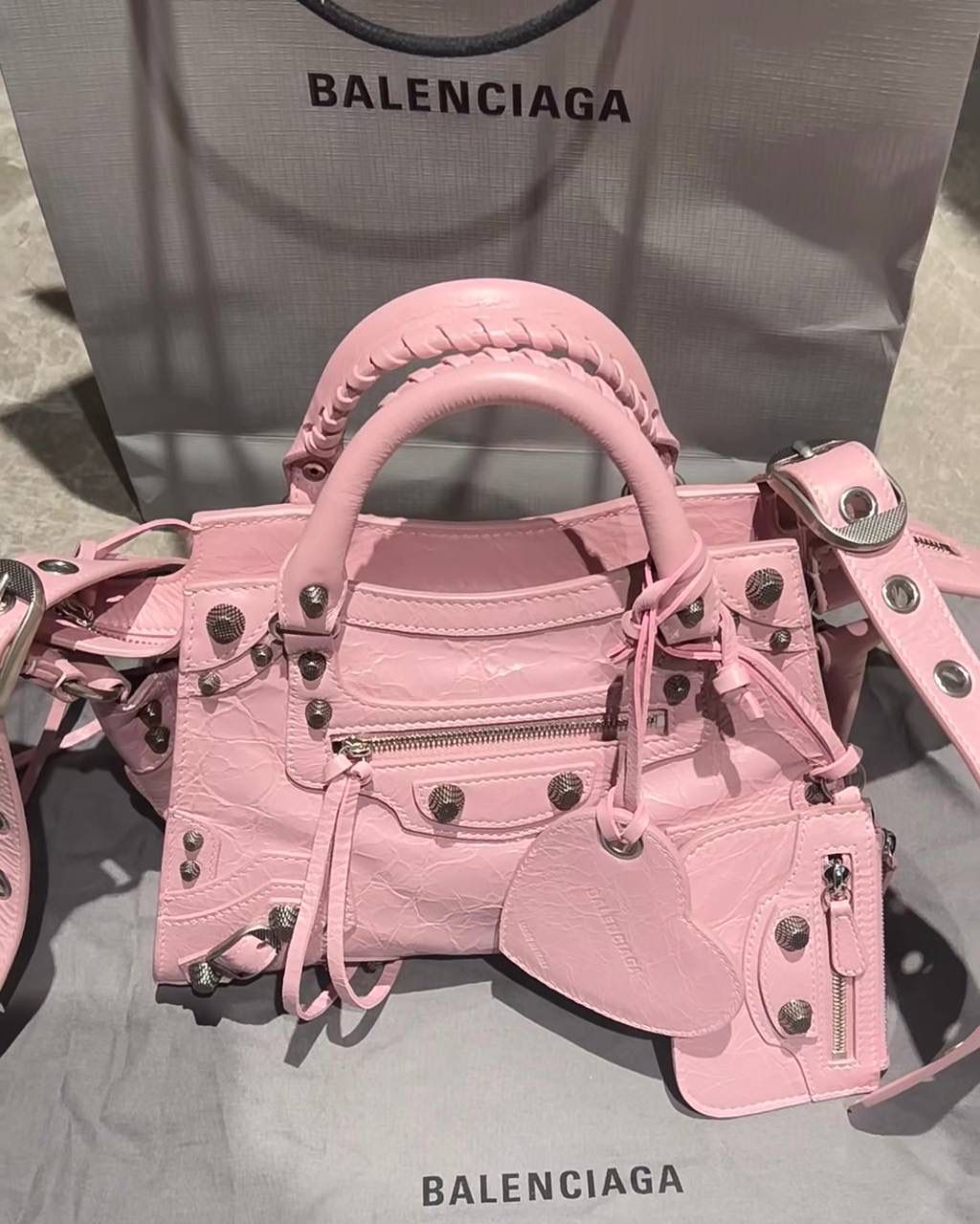 销量王🔥 Neo classic 机车包xs 首先声明，我爱一切机车元素 无论是le cagole还是这只neo 喜欢大容量的姐妹冲这只 油蜡皮的不规则摔纹配上大量的五金配件 还有流苏拉牌➕爱心镜子➕零钱包挂件 极繁的魅力由此而来～ 辣妹酷妹冲冲！ 26×17.8×11.4cm700940m