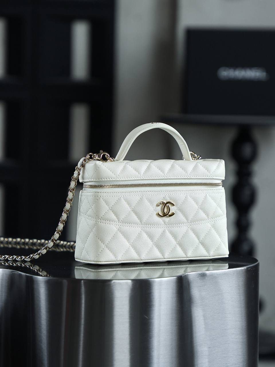 25C盒子包鑒定版👜 一包一碼 支持全球鑒定查驗身份證原廠專G 三隻羊皮料過關清單資料可査詢 25C腰線LP盒子包，獨特設計，一眼傾心！ 方正的包身線條簡潔俐落，致敬了50年代vintage手袋的復古廓形，展現出一種獨特的復古韻味。 包身中央那條優雅的弧形縫線，堪稱點睛之筆，不僅讓原本相對規整的包身瞬間立體有型，還為其增添了一份靈動與俏皮！ 五金：全鋼淺金扣 皮料：impala三隻羊中小球 尺寸：17*19.5*5cm