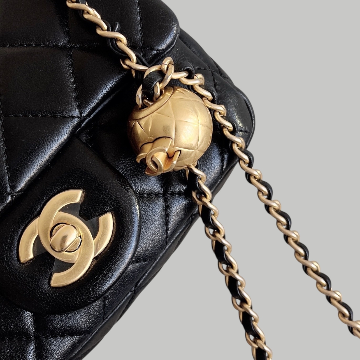Chanel Lambskin 方胖金球