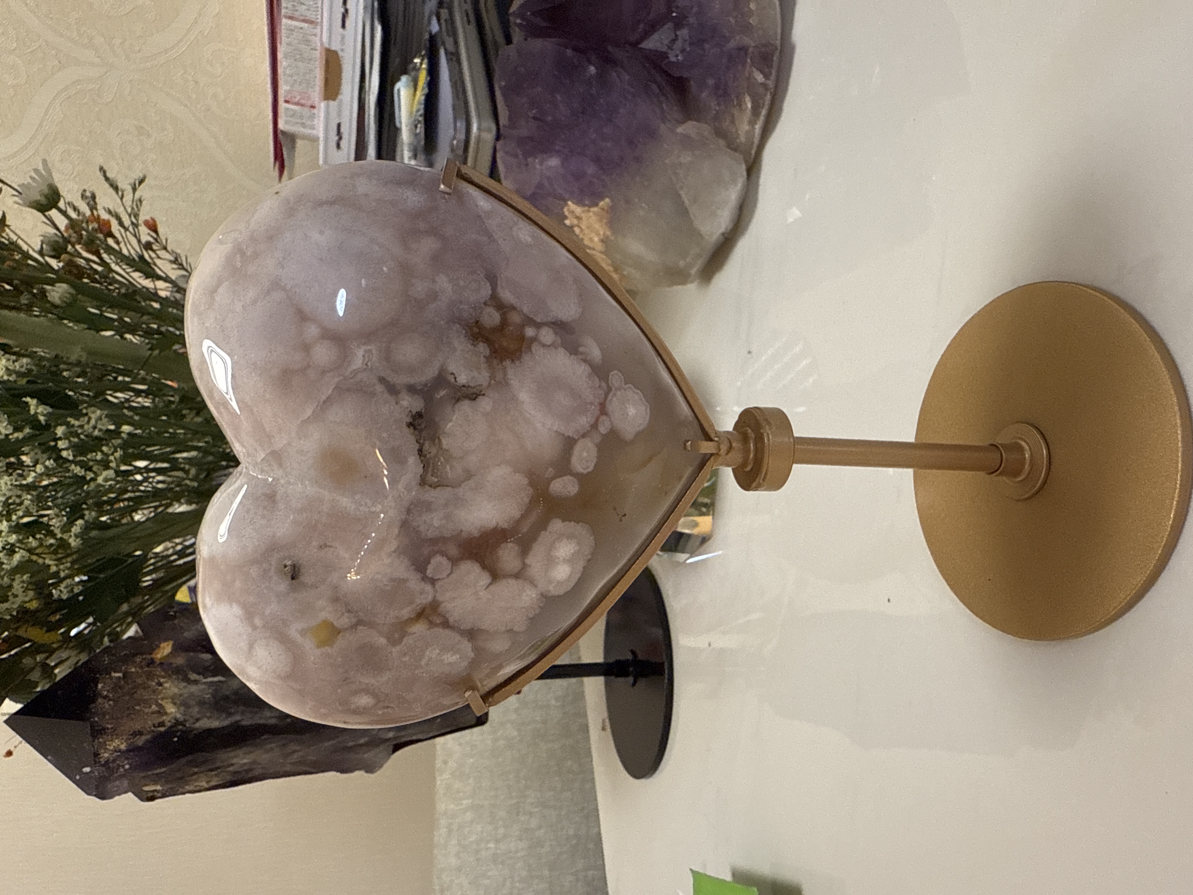 粉紫晶瑪瑙心形擺設（連架）Heart-shaped crystal on a gold stand