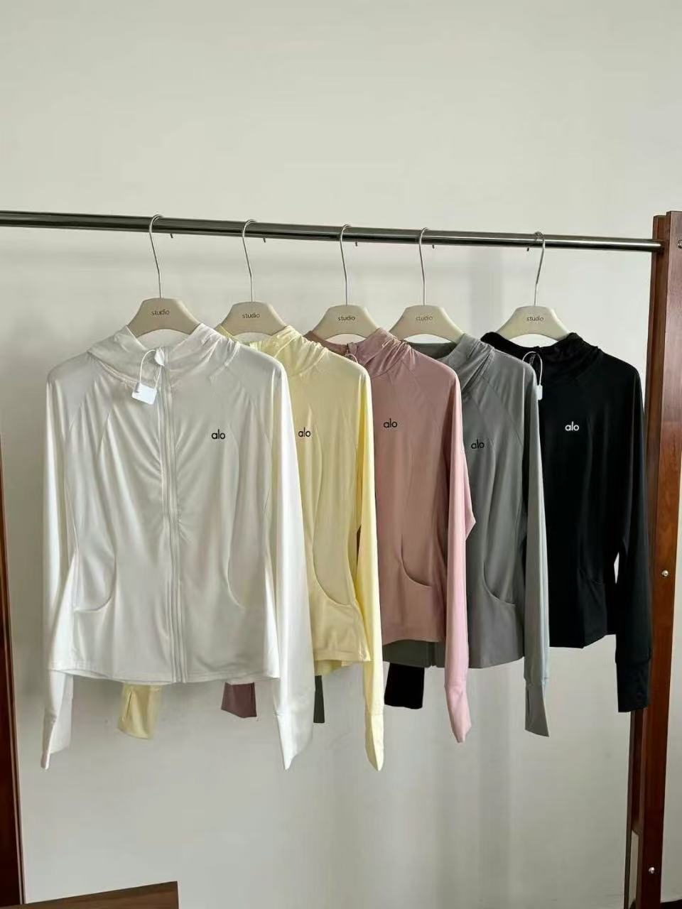 $98件。Alo連帽小蠻腰防曬衣