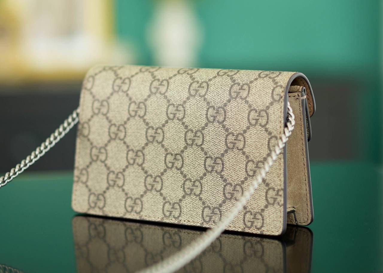 🥯GG Dionysus系列超迷你手袋酒神 老花卡其色 16.5cm 正品售价¥8.000 GG家入门级小包推荐，酒神里面的经典基础款 经典酒神扣搭配原厂小牛皮 出镜率非常高 简直是穿搭利器 官方款号 476432 尺寸迷你：16.5x10x4cm 尺寸小号：28x17x9cm