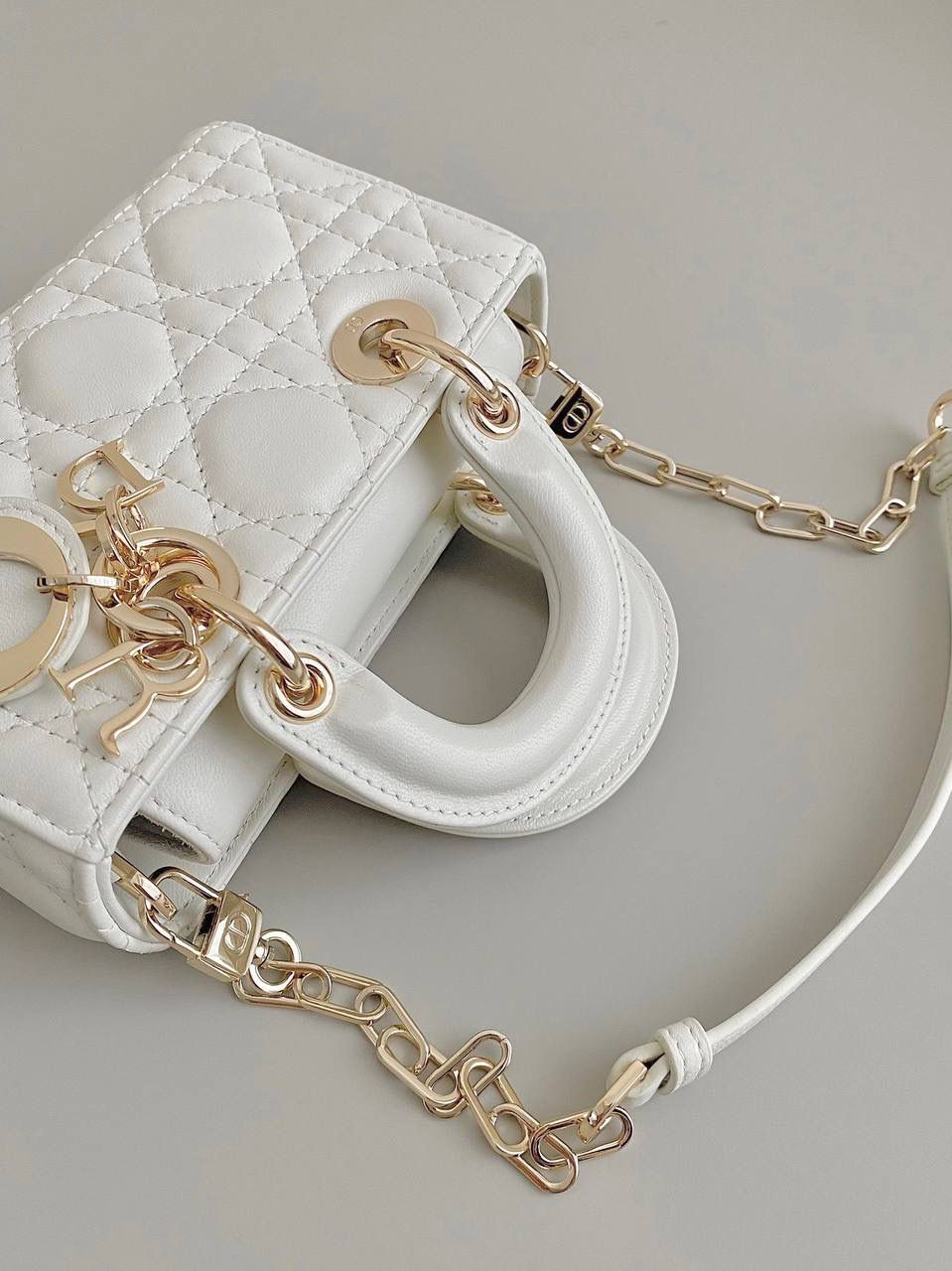 白色超迷你🎀 𝗗𝗶𝗼𝗿 𝗗-𝗝𝗼𝘆 𝗯𝗮𝗴羊皮2023早春款 时尚果然就是轮回，回归了一把中古戴妃 长方包形，短链条➕细长肩带直接封神！！😍😍 复古时髦感超强，真是什么场合都可以把住 绝对是lady中的天花板了，强势出圈啦姐妹们 17.5×10.5×6cm