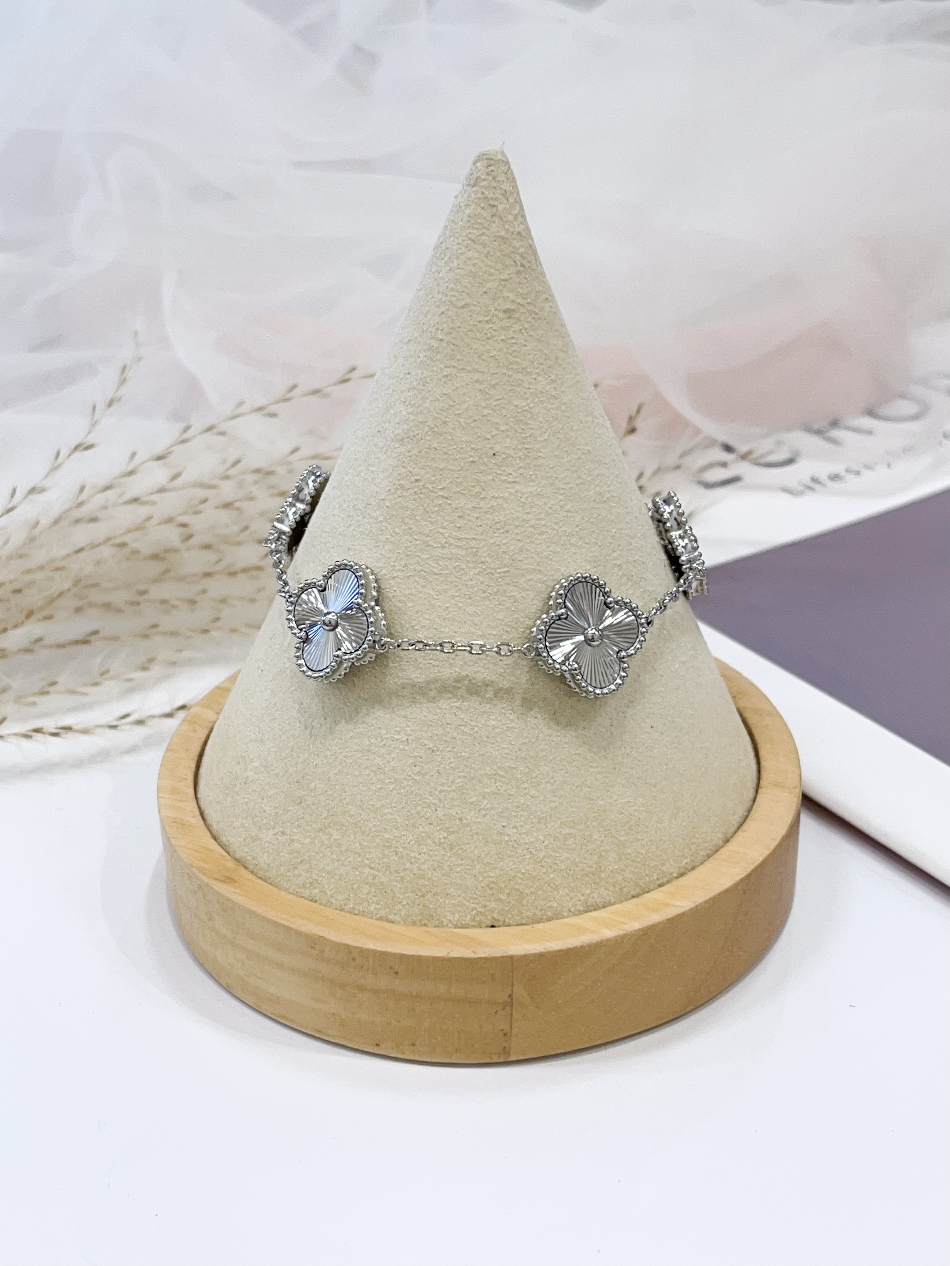 精致百搭四叶草手链