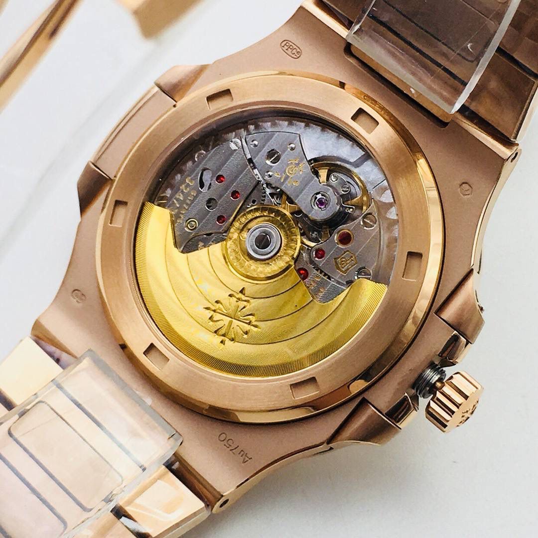 新力作 V4超级升级版 百达.翡丽鹦鹉螺重磅来袭！ 1：第一款真正意义上的超级鹦鹉螺，震撼来袭，全新修正的不锈钢表带，铰链部分根据真正的百达翡丽鹦鹉螺不锈钢表带拆解开发，和正品一致的贴合效果！ 2：逆袭之前所有副本，铰链开合角度和正品一致，锁毕声音和正品相同！ 3：重点指出此次V4版的面盘在采用与真品一致的覆荧光涂层金质立体时标，特别突出的“蓝魅”面无限接近原版！ 4：机芯方面是全新订制的修正版的一体芯Cal.324机芯，是目前唯一做到机芯的钢印与正品一样的雕刻工艺。