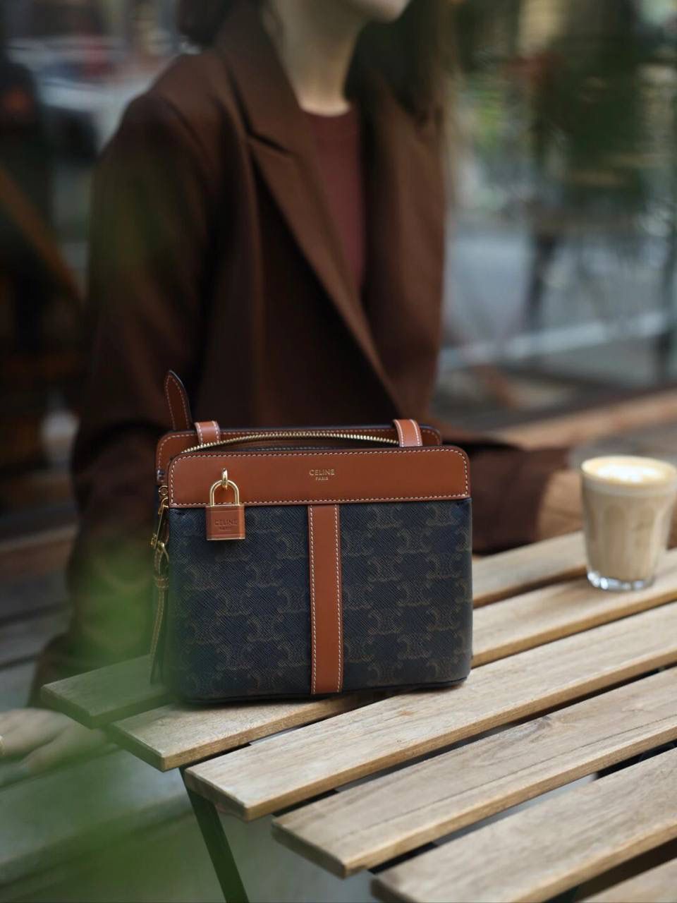 🔥大货实拍图 𝗖𝗘𝗟𝗜𝗡𝗘 ♥ 𝗧𝗘𝗘𝗡 𝗖𝗔𝗕𝗔𝗦 𝗗𝗘 𝗙𝗥𝗔𝗡𝗖𝗘 型号：191992 尺寸：19*16*11cm 放着平平无奇，背上身效果特别不错！也很好搭衣服，休闲或是正装背她都好看的呢