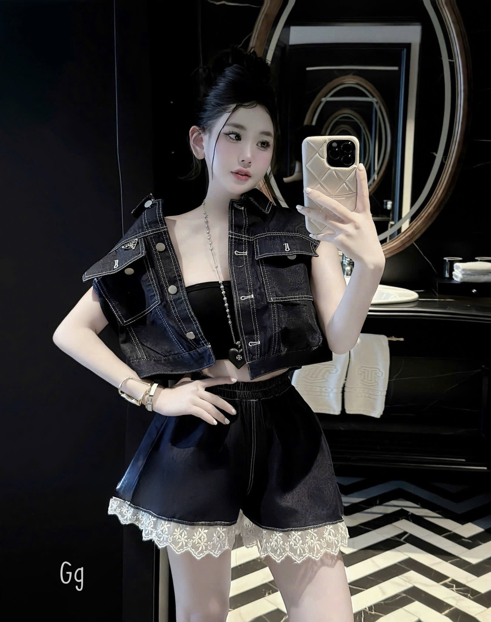 牛仔露臍上衣和蕾絲邊短褲三件套