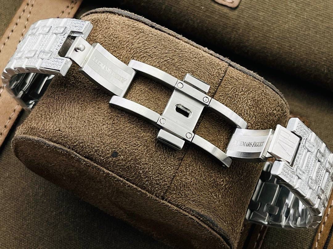 市场V4最高版本 爱.彼皇家橡树15400满天星系列腕表！🔥💯 1⃣️搭载进口9015机芯机械改装Cal.3120机芯，走时精准！ 2⃣️直径41MM！厚度9.8MM！ 3⃣️全表采用高亮度钻镶嵌，技艺精湛，不掉钻！ 4⃣️采用圈口可拆卸结构，市场大部分版本圈口不能拆卸！ 5⃣️316L全钢精磨工艺，质感更好！ 6⃣️全钻表盘，搭载高端指针！