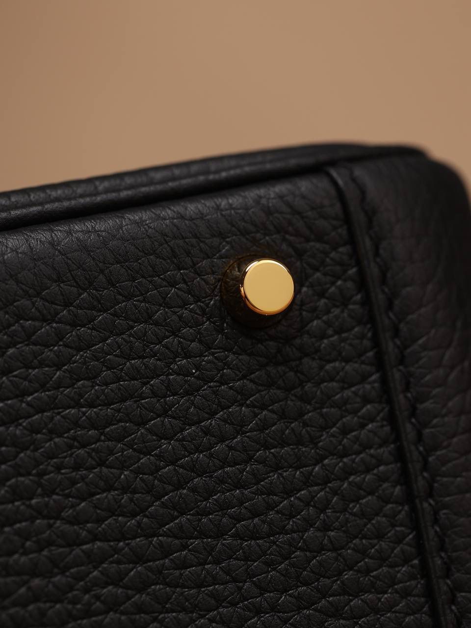 Hermes 爱马仕 Lindy Mini 19cm 黑色金扣👜✨ Lindy 独家渠道货 独家欧洲原厂皮原厂五金组装的ZP尾单货 尺寸：19*12.5*9cm Lindy是采用原厂的正品TC皮，什么是TC皮？ 爱马仕专用的clemence,简称tc皮，是Hermes最受欢迎的皮革之一，颜色会比Togo少一些，但是纹路比Togo细腻，含油更高，更软，因此稍稍有些下垂感的特点。