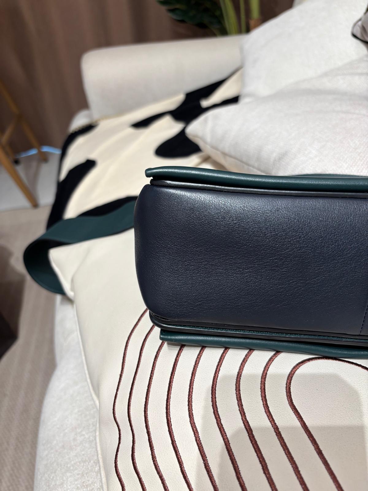 Celine frame medium calfskin flap bag 100%Authentic ,98%new✅dust bag✅收據