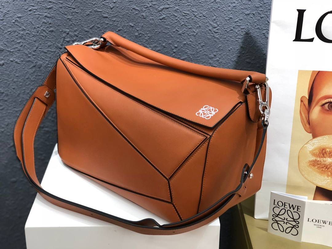 🧡罗家经典𝐏𝐮𝐳𝐳𝐥𝐞 大号手袋 尺寸：𝟑𝟔-𝟐𝟕-𝟏𝟒𝐜𝐦 编码：061607 颜色：平纹/土黄/白标 🧡凭借其创新的长方体形状，舒适的触感和高实用性，准确的裁切创造出了立体感。 人字纹棉帆布内衬，Anagram空压点缀，一个内部插袋隔层，后拉链口袋