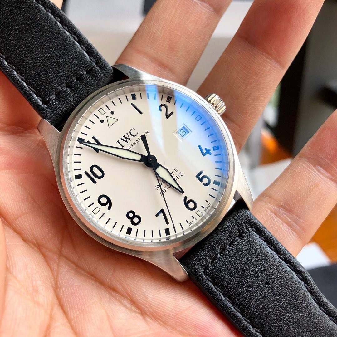 硬货首发，市场独家！IW327002，316L精钢材质，非凡工艺，让小厂知难而退！万国飞行员马克十八传承腕表，采用原装瑞士ETA王牌机芯W-300，40mm表径，全数字刻度超强夜光，双面防反光凸状蓝宝石玻璃表镜。独家渠道进口意大利SANTONI牛皮，一条牛皮成本相当于市场一般牛皮的几倍，在很多细节的把控上都已达到行业顶级，且多项可为标杆，整表细节一丝不苟。 原装价格3W余，一般人均可轻松驾驭，此款万国飞行员腕表视为万国经典款型，任何场景着装均适合佩戴，可谓百搭神器。全套包装出货