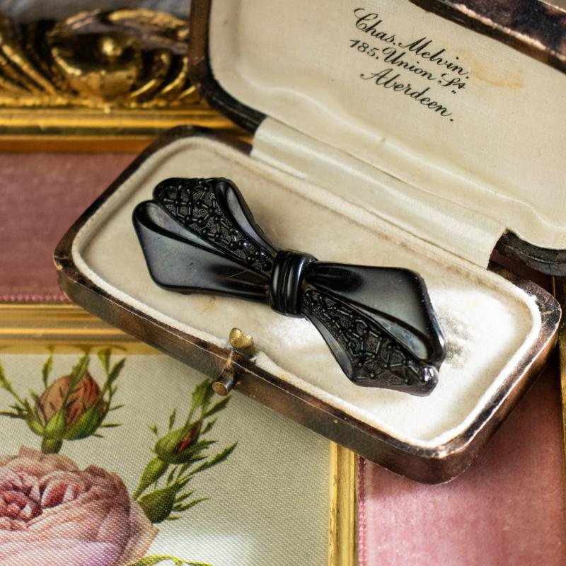 Antique French Jet Black Glass Embossed Ribbon Bow Brooch (AJ079)